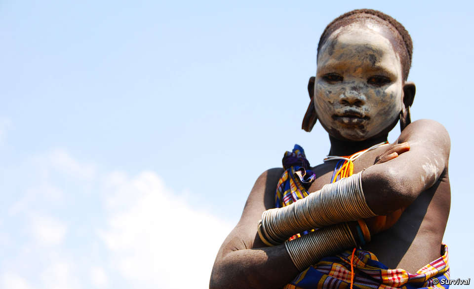 Suri-Junge aus Äthiopiens Unterem Omo-Tal. Gewalttätige Landnahmen zerstören das Volk. © Survival Suri-Junge aus Äthiopiens Unterem Omo-Tal. Gewalttätige Landnahmen zerstören das Volk. © Survival