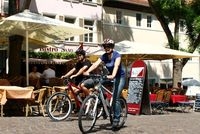 Radfahren mit Rückenwind: Der zusätzliche Elektromotor von Pedelecs macht ausgedehnte Touren mit dem Radfahren mit Rückenwind: Der zusätzliche Elektromotor von Pedelecs macht ausgedehnte Touren mit dem
