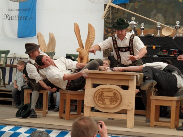 Ordentlich ziehen: Beim Fingerhakeln zählen Kraft und Ausdauer.