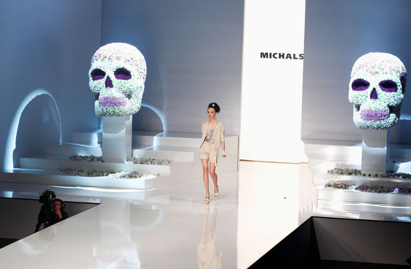Chrysanthemum-Skulls auf dem Catwalk bei Michalsky (Copyright: Michalsky)