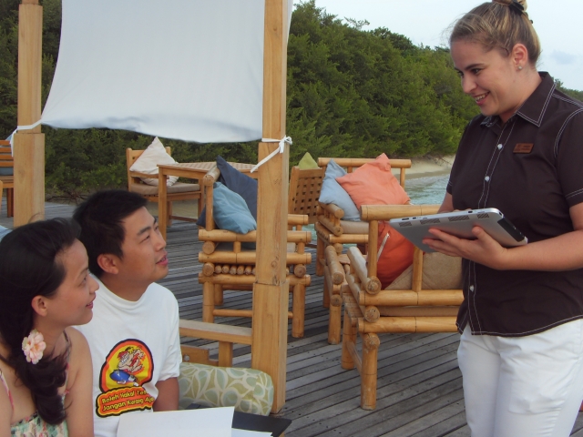 Touchpad statt Fragebogen - digitale Kundenzufriedenheitsmessung im Island Hideaway Malediven