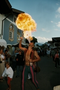 Feuerschlucker beim Bozner Markt in Mittenwald (Bayern), Foto: Michael Peters Feuerschlucker beim Bozner Markt in Mittenwald (Bayern), Foto: Michael Peters