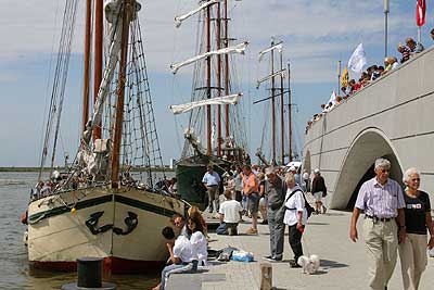 Besucher bei den Batavia Hafentagen