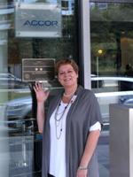 Hoteldirektorin Marion Keupp vor dem Hoteleingang. Hoteldirektorin Marion Keupp vor dem Hoteleingang.