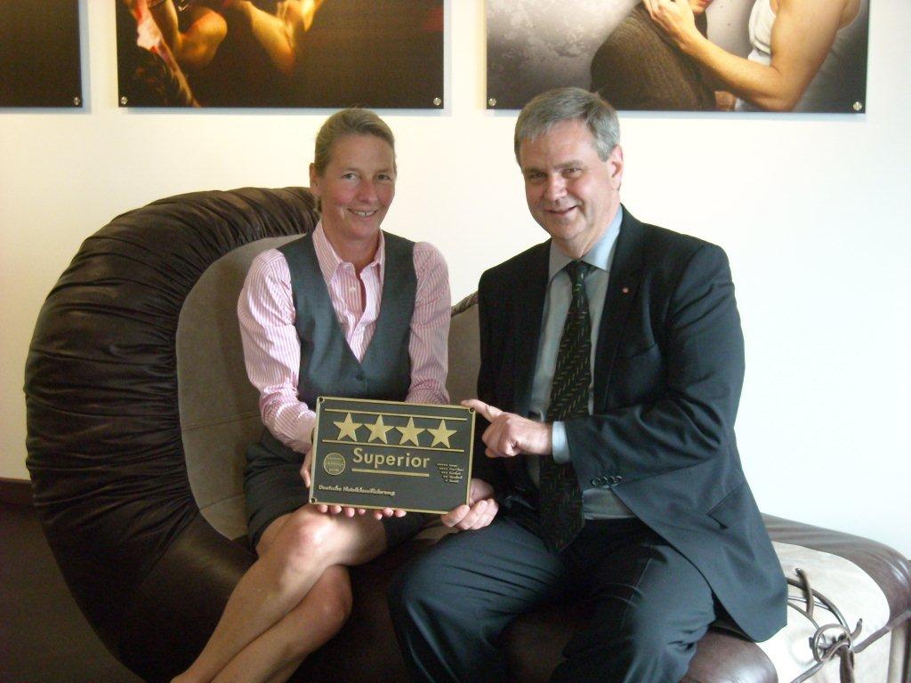 Ulrike von Albedyll, Geschäftsführerin des DEHOGA Hamburg e. V., und Günter Jung,ARCOTEL Onyx Ulrike von Albedyll, Geschäftsführerin des DEHOGA Hamburg e. V., und Günter Jung,ARCOTEL Onyx