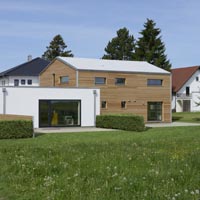 Innovatives Klimaschutz-Dach auf einem wohngesunden Baufritz Voll-Werte-Haus Innovatives Klimaschutz-Dach auf einem wohngesunden Baufritz Voll-Werte-Haus