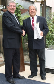 HMA-Jurypräsident Prof. Klaus-Peter Dreykorn (li.)übergibt an DZOI-Präsident Dr. Helmut B. Engels de