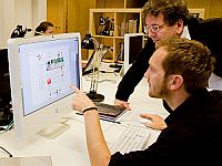 Thorsten Schraven (Vordergrund) und Uwe Jung von C4C diskutieren die Entwicklung der SeT-Website. 