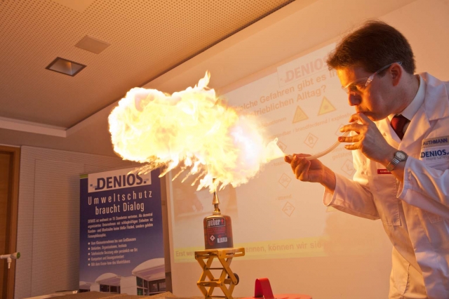 Tobias Authmann von der DENIOS AG weist mit dem Experimentalvortrag die Teilnehmer der DENIOS-Gefahr Tobias Authmann von der DENIOS AG weist mit dem Experimentalvortrag die Teilnehmer der DENIOS-Gefahr