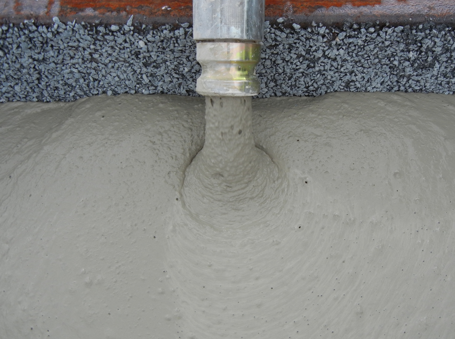 Pumpen des Vergussbetons durfill in eine Maschinenkonstruktion