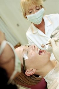Zur Zahnpflege gehören regelmäßige Vorsorgeuntersuchungen und die professionelle Zahnreinigung ebens Zur Zahnpflege gehören regelmäßige Vorsorgeuntersuchungen und die professionelle Zahnreinigung ebens