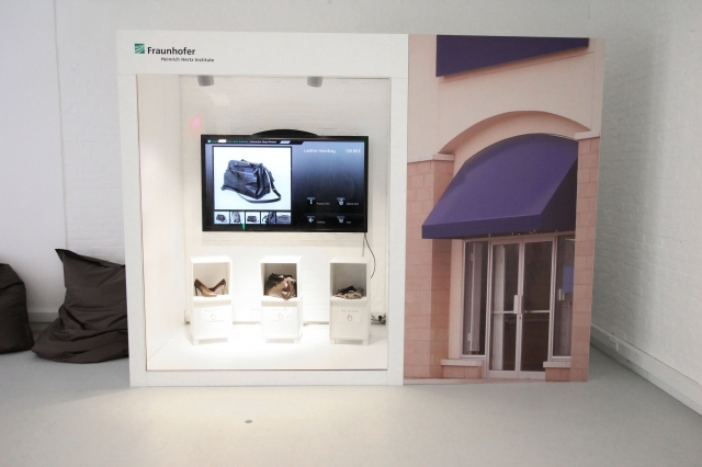Interaktives Schaufenster im komma,tec redaction Digital Signage Innovation Center in Hamburg