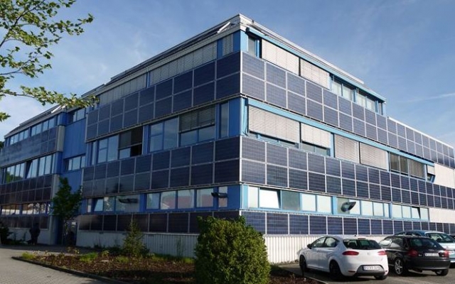 Fassade mit Solar Modulen Fassade mit Solar Modulen