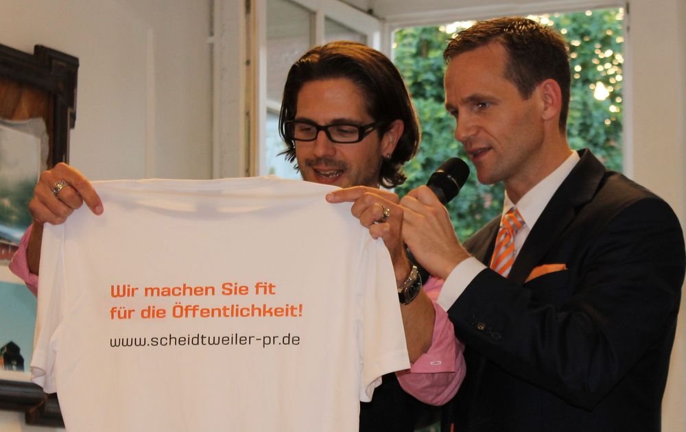 Der glückliche Gewinner der Tombola mit Nicolas Scheidtweiler Der glückliche Gewinner der Tombola mit Nicolas Scheidtweiler