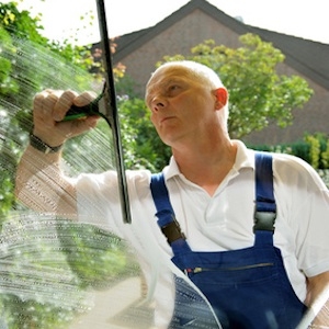 Glasreinigung Stuttgart - Ein Fensterputzer in Aktion Glasreinigung Stuttgart - Ein Fensterputzer in Aktion