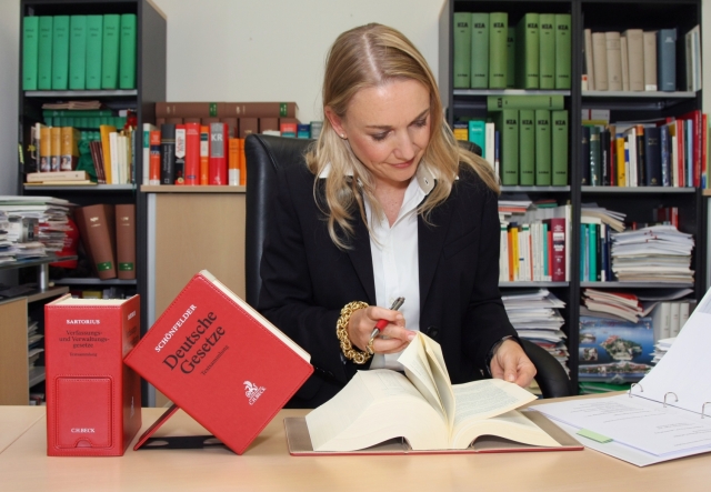 Anwältin mit Sartorius und Schönfelder im Premium-Ordner Anwältin mit Sartorius und Schönfelder im Premium-Ordner