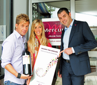 Sie waren begeistert vom Grands Vins Mercure (v.l.): Almklausi und Sissi mit Bart Vaessen Sie waren begeistert vom Grands Vins Mercure (v.l.): Almklausi und Sissi mit Bart Vaessen