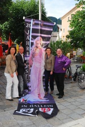 Festspielflaggen von Interfahnen für die 20. Festspiele auf der Pernerinsel in Hallein Festspielflaggen von Interfahnen für die 20. Festspiele auf der Pernerinsel in Hallein