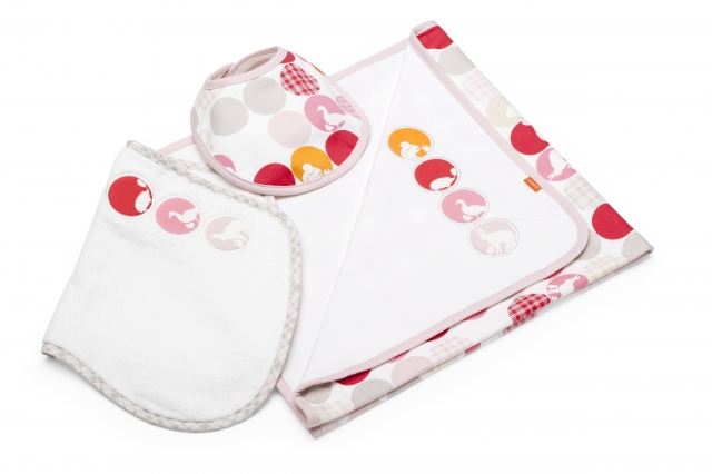 Das Stokke® Deckenset mit Jersey Decke, Spucktuch und Lätzchen.