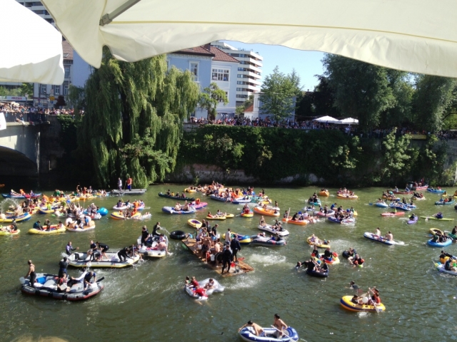 Nabader mit ihren Booten auf der Donau und zahlreiche Zuschauer am Ufer