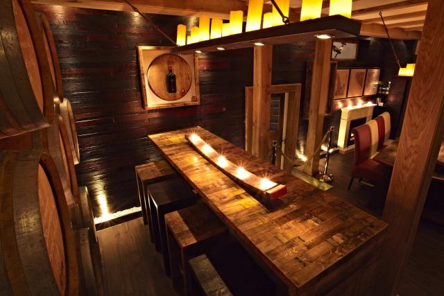 Edles Holz für edle Tropfen: Probierstube des Weingutes Hornstein mit neuem Wein-Design Interieur au