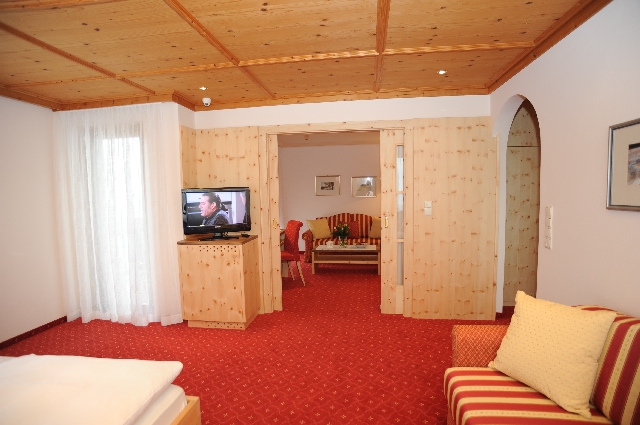 Eines der Zirbenholz-Zimmer im Landhaushotel Kristall in Marling bei Meran