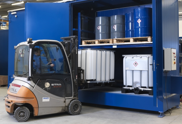 Container-Lösungen für die Lagerung von Gefahrstoffen gehören zum Kernsortiment der DENIOS AG. Container-Lösungen für die Lagerung von Gefahrstoffen gehören zum Kernsortiment der DENIOS AG.