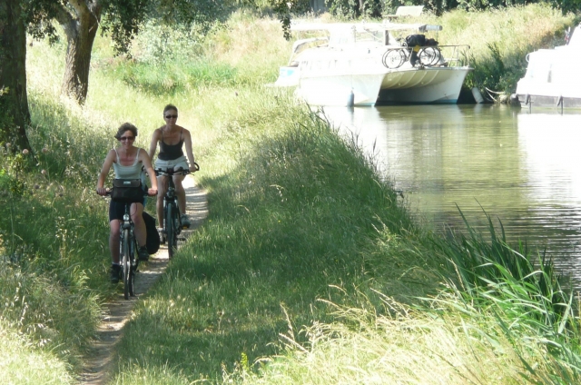 Radfahrer am Canal du Midi Radfahrer am Canal du Midi