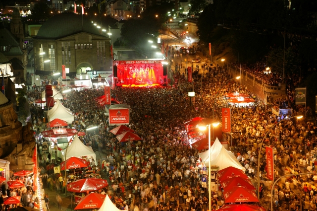 Der Welt-Astra-Tag lockt jedes Jahr bis zu 80.000 Besucher an die St. Pauli Landungsbrücken Der Welt-Astra-Tag lockt jedes Jahr bis zu 80.000 Besucher an die St. Pauli Landungsbrücken