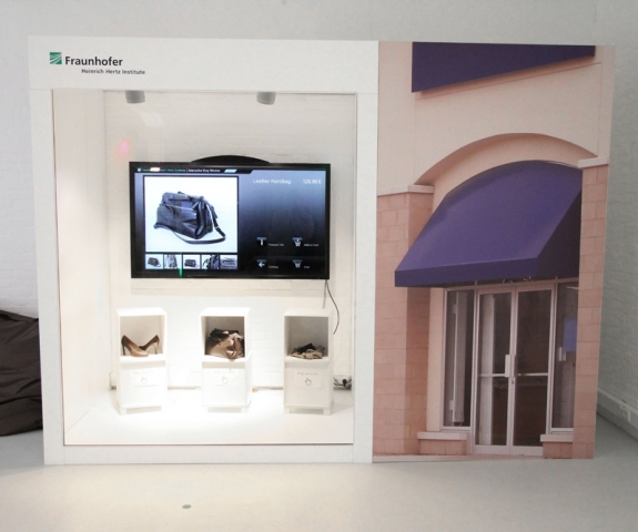 Interaktives Schaufenster im komma,tec redaction Digital Signage Innovation Center