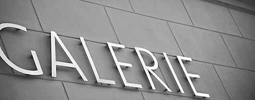Zeitungshalter - Galerieeröffnung oder Auktionskatalog Zeitungshalter - Galerieeröffnung oder Auktionskatalog