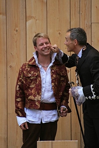 Lelio (Daniel Knorr) mit Vater Pantalone (Peter Edelburg) Lelio (Daniel Knorr) mit Vater Pantalone (Peter Edelburg)