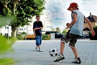 Gehwege, Fahrbahnen und andere Betonflächen lassen sich durch den photokatalytisch wirksamen Zement 