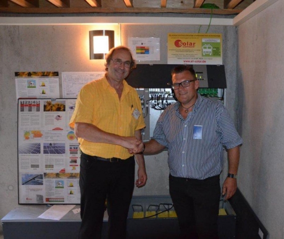 Herr Trück (links) mit Architekt Niesner (rechts) vor dem SolarConsult Solarstromspeichersystem 4S. Herr Trück (links) mit Architekt Niesner (rechts) vor dem SolarConsult Solarstromspeichersystem 4S.