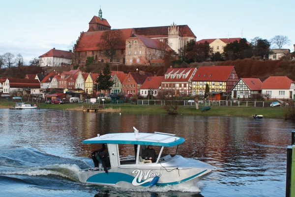 Surfboot 2Wave beim Stapelhub in Havelberg auf der Kiebitzberg Schiffswerft