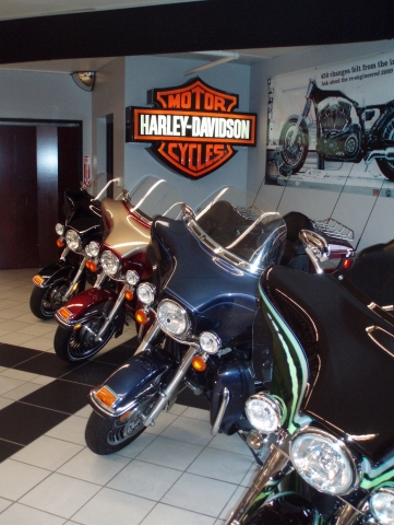 Kult-Bikes en masse: Blick in den Verkaufsraum von Kegel Harley Davidson