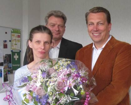 Jubilarin Gabriela Thiers mit Betriebsrat Klaus Holuscha und Geschäftsführer Sascha Blodau