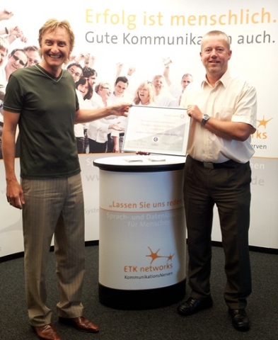 Axel Busse (re.), Channel Sales Manager bei Alcatel-Lucent,überreichte ETK networks vergangene Woche