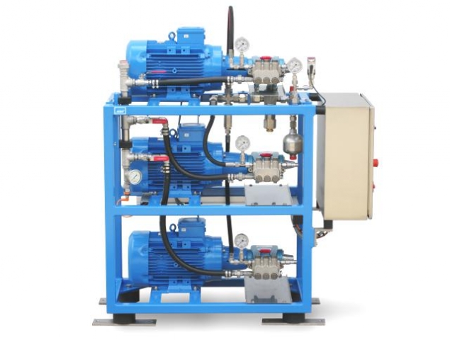 Diese bedarfsabhängig geregelte Drei-Pumpen-Anlage verfügtüber eine Kaskadensteuerung, die die Pumpe Diese bedarfsabhängig geregelte Drei-Pumpen-Anlage verfügtüber eine Kaskadensteuerung, die die Pumpe