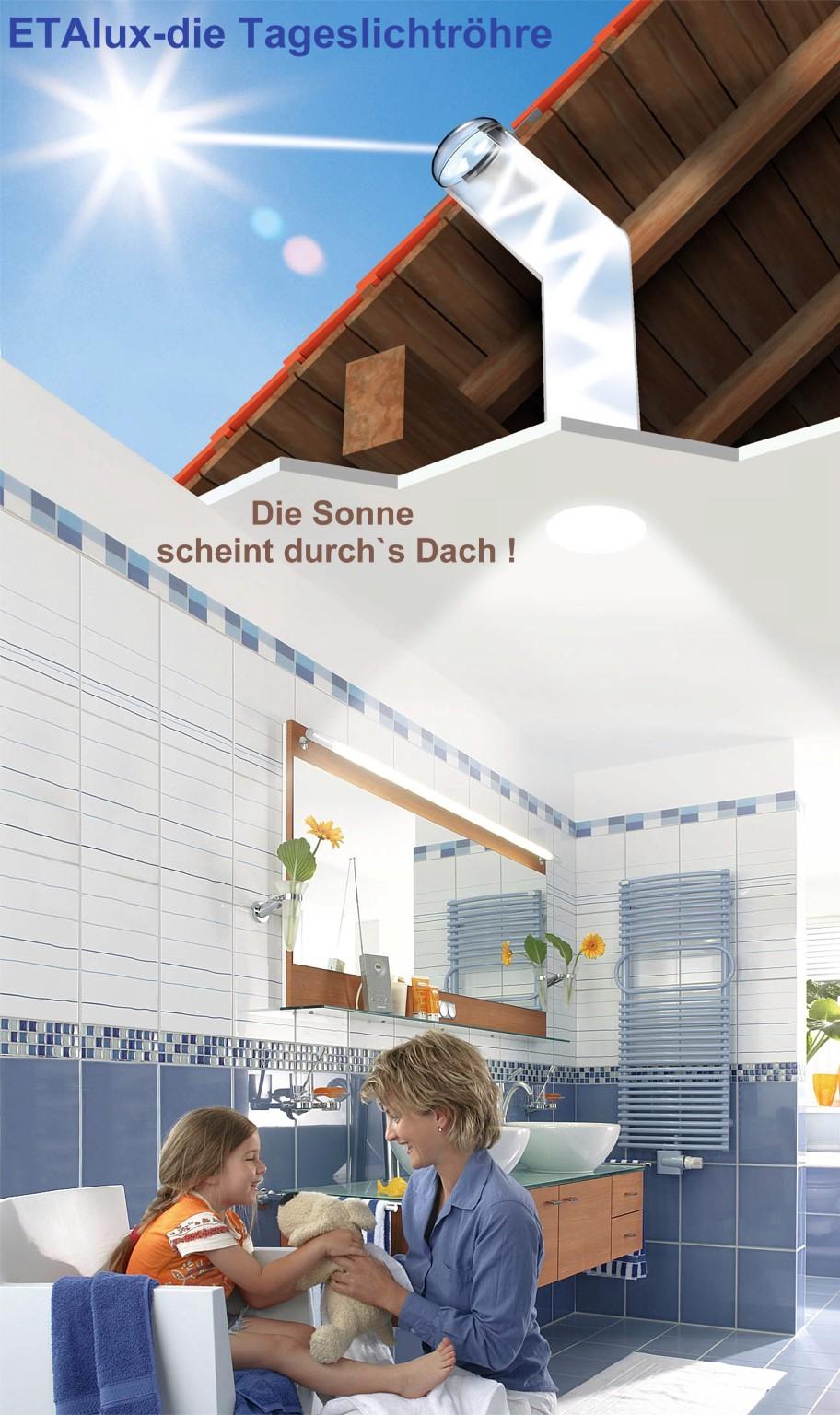 Zwei gutgelaunte Damen in einem freundlichen. hellen Badezimmer Zwei gutgelaunte Damen in einem freundlichen. hellen Badezimmer