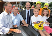 Echte Teamarbeit beim Dachdecken: Stadtentwicklungssenator Michael Müller, Bezirksstadtrad Carsten-M