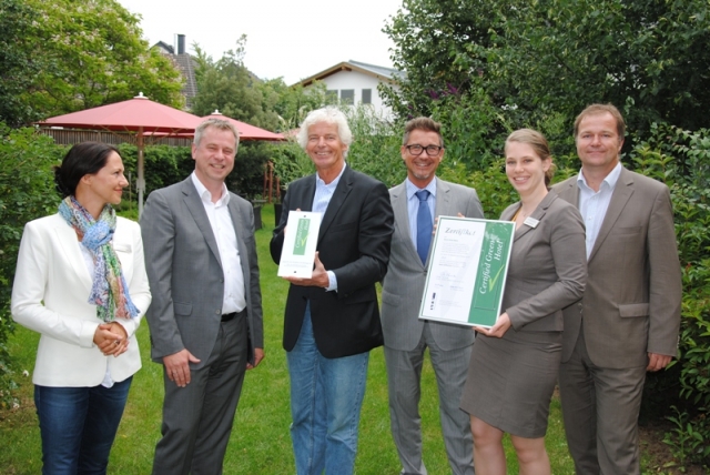 Hotelier Dr. Lothar Becker (3.v.l.) freut sich im Kreise seiner Kollegenüber das Nachhaltigkeitssieg Hotelier Dr. Lothar Becker (3.v.l.) freut sich im Kreise seiner Kollegenüber das Nachhaltigkeitssieg