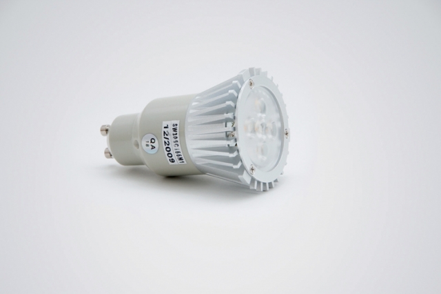 Diese Hochvolt LED-Beleuchtung ersetzt einen 50 Watt Halogenstrahler