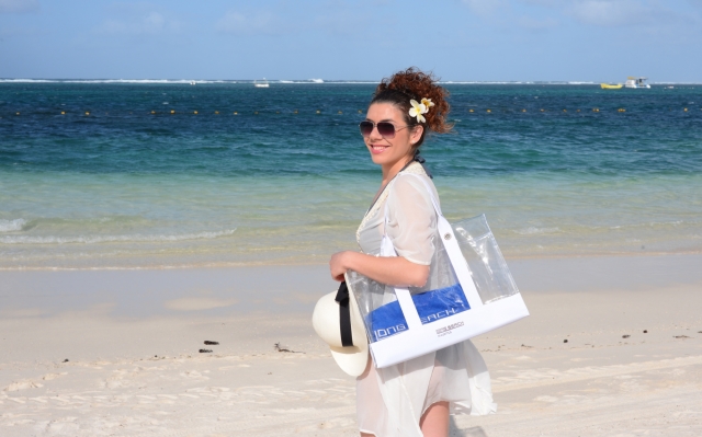 Edita Abdieski im Long Beach, Mauritius