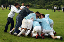 Im Amateurfußball ebenso zu Hause wie bei den Profis: Begeisterung und Leidenschaft Im Amateurfußball ebenso zu Hause wie bei den Profis: Begeisterung und Leidenschaft
