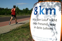 XXL-Kilometerschilder - Riesige Motivation für Läufer beim Stadtteilfest XXL-Kilometerschilder - Riesige Motivation für Läufer beim Stadtteilfest