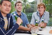 Knapp 40 Prozent der jungen Erwachsenen konsumieren regelmäßig Alkohol. Knapp 40 Prozent der jungen Erwachsenen konsumieren regelmäßig Alkohol.