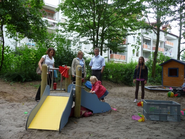 Heppenheims Bürgermeister Rainer Burelbach und Heather Morrison von Pitney Bowes auf dem Spielplatz Heppenheims Bürgermeister Rainer Burelbach und Heather Morrison von Pitney Bowes auf dem Spielplatz