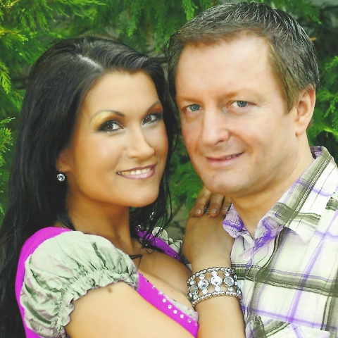 Antonia aus Tirol mit ihrem Freund der auch ihr Produzent und Manager ist