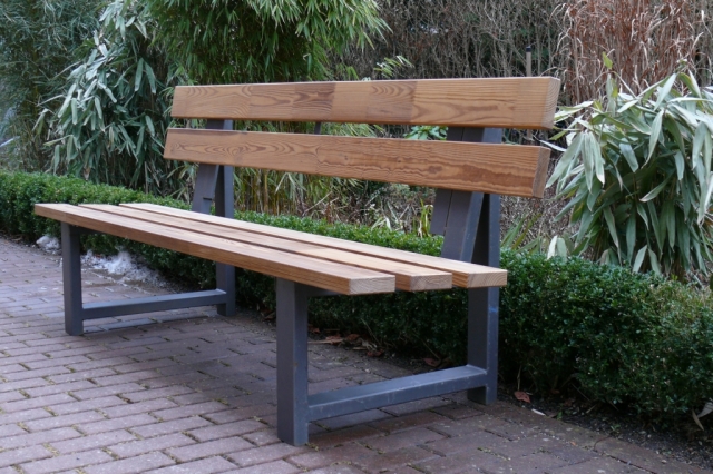 Tropenholzfreie Parkbank aus DAUERHOLZ - gebaut von der Nordbahn gGmbH.